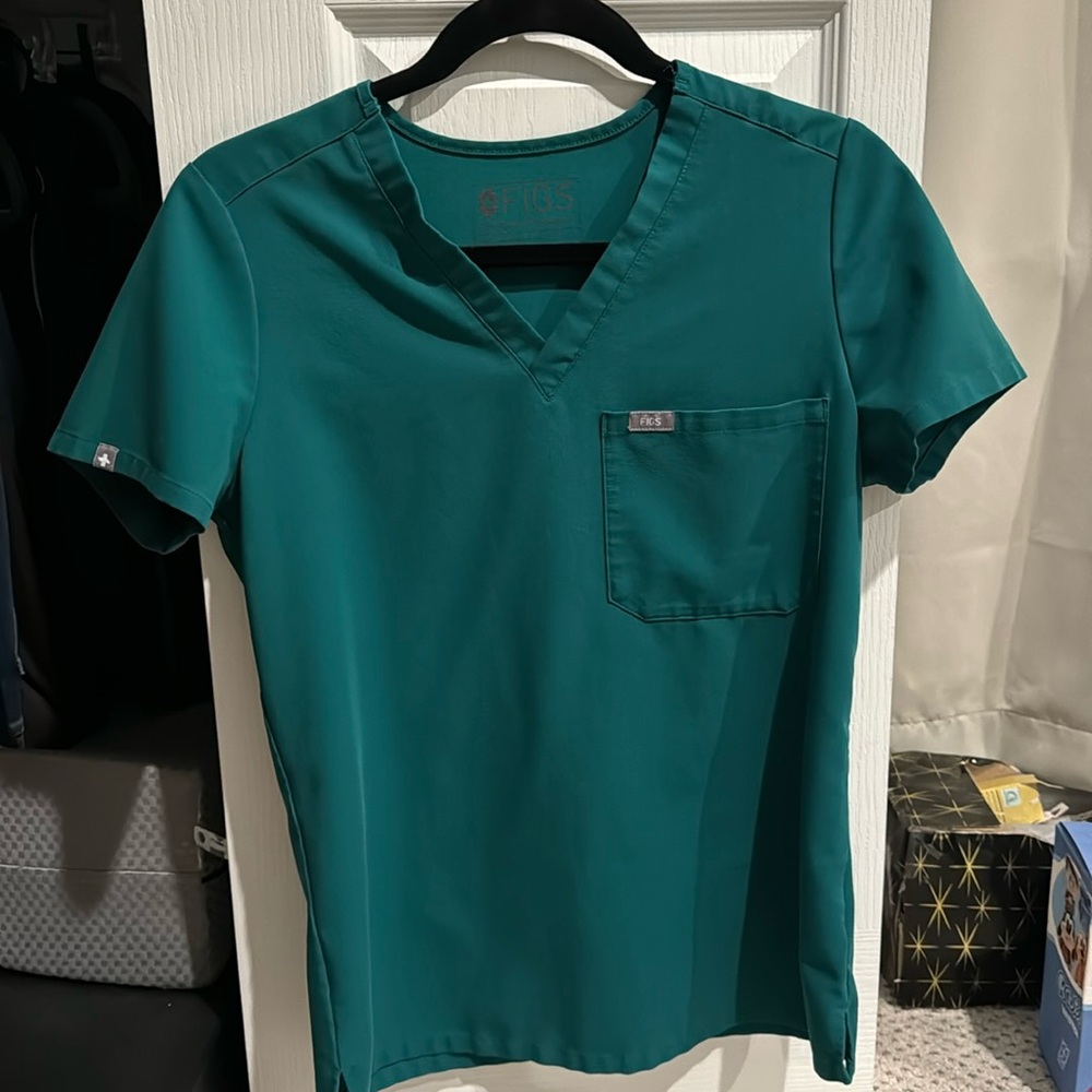 FIGS Hunter green XS Caterina top